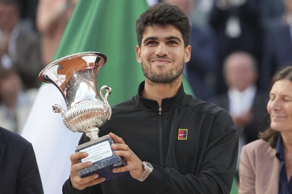 Carlos Alcaraz of Spain, holds the trophy after winning the Italian Open tennis tournament at the Foro Italico in Rome, Sunday, May 18, 2025. (AP Photo/Alessandra Tarantino)
Italy Tennis Open