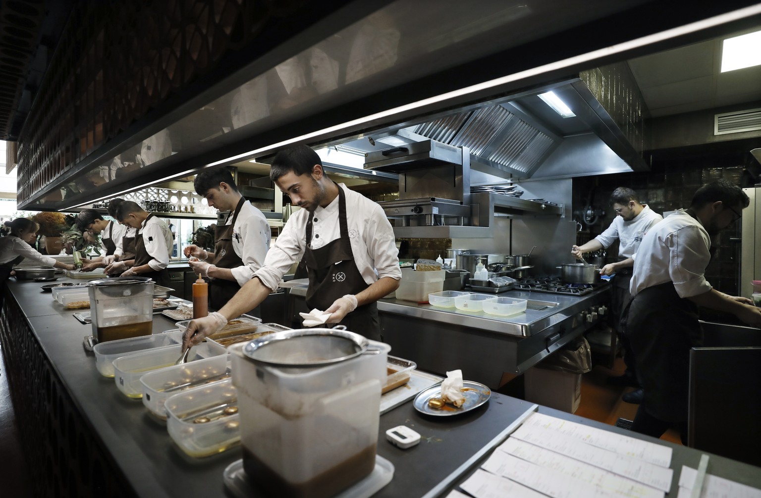 epa11393294 Team at the Barcelona restaurant Disfrutar work in the kitchen in Barcelona, Spain, 06 June 2024 after being crowned the best in the world, in the list of &#039;The World&#039;s 50 Best Re ...