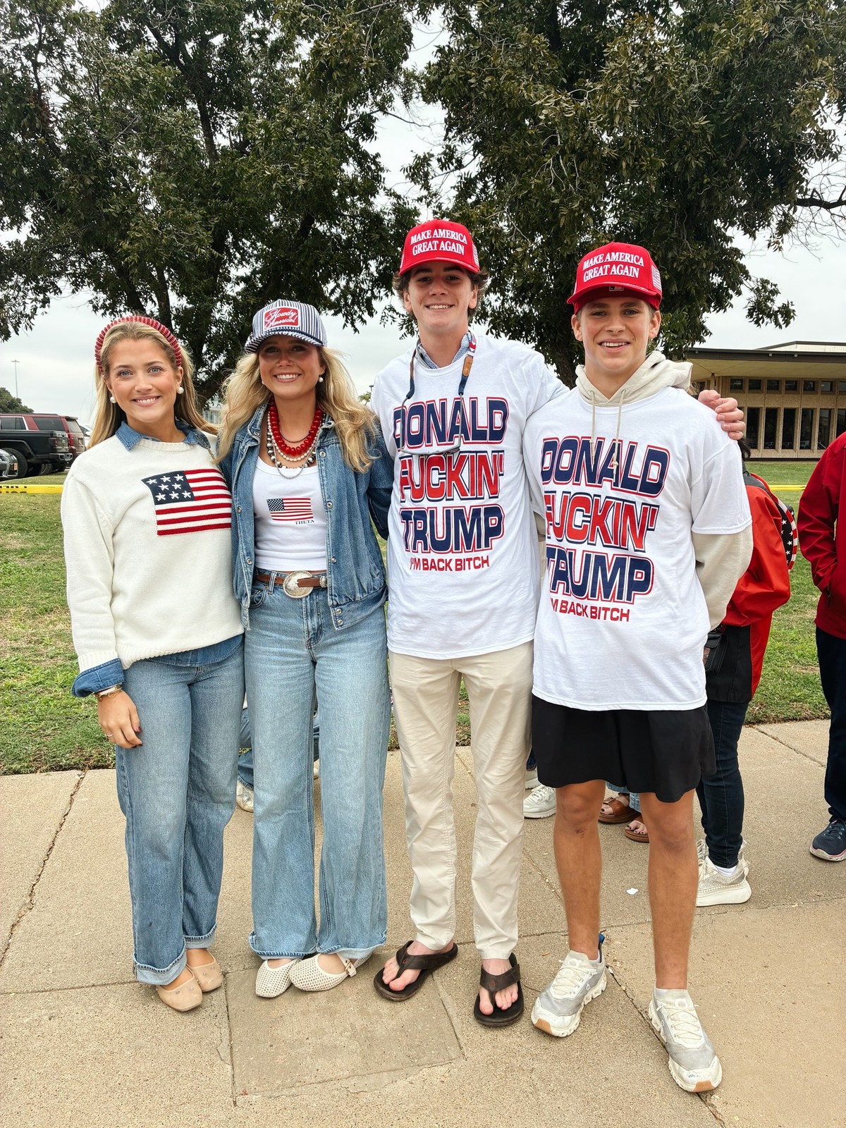 Des heures d’attente et un enthousiasme intact: à Lubbock, watson a rencontré les partisans de Donald Trump à une semaine des midterms 2026.