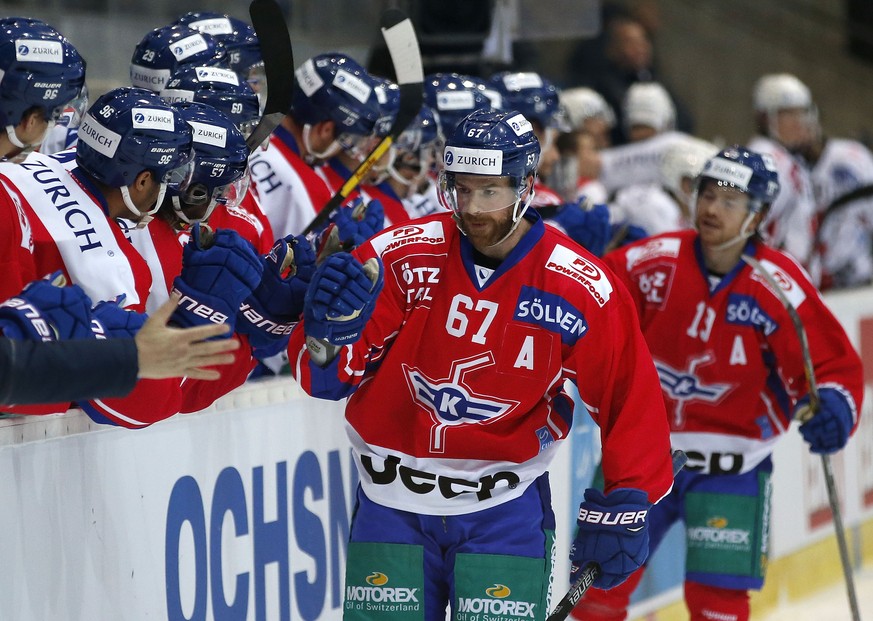 EHC Kloten Stuermer Romano Lemm feiert seinen Treffer zum 3-1 waehrend dem Eishockey-Halbfinal-Cupspiel zwischen dem EHC Kloten und Lausanne HC am Donnerstag, 5. Januar 2017, in der SWISS Arena in Klo ...