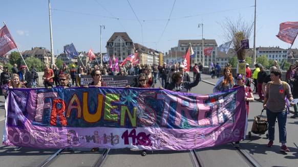 Ein Demonstrationszug anlaesslich des 1. Mai-Umzuges bewegt sich durch Basel am Mittwoch, 1. Mai 2019. (KEYSTONE/Georgios Kefalas)