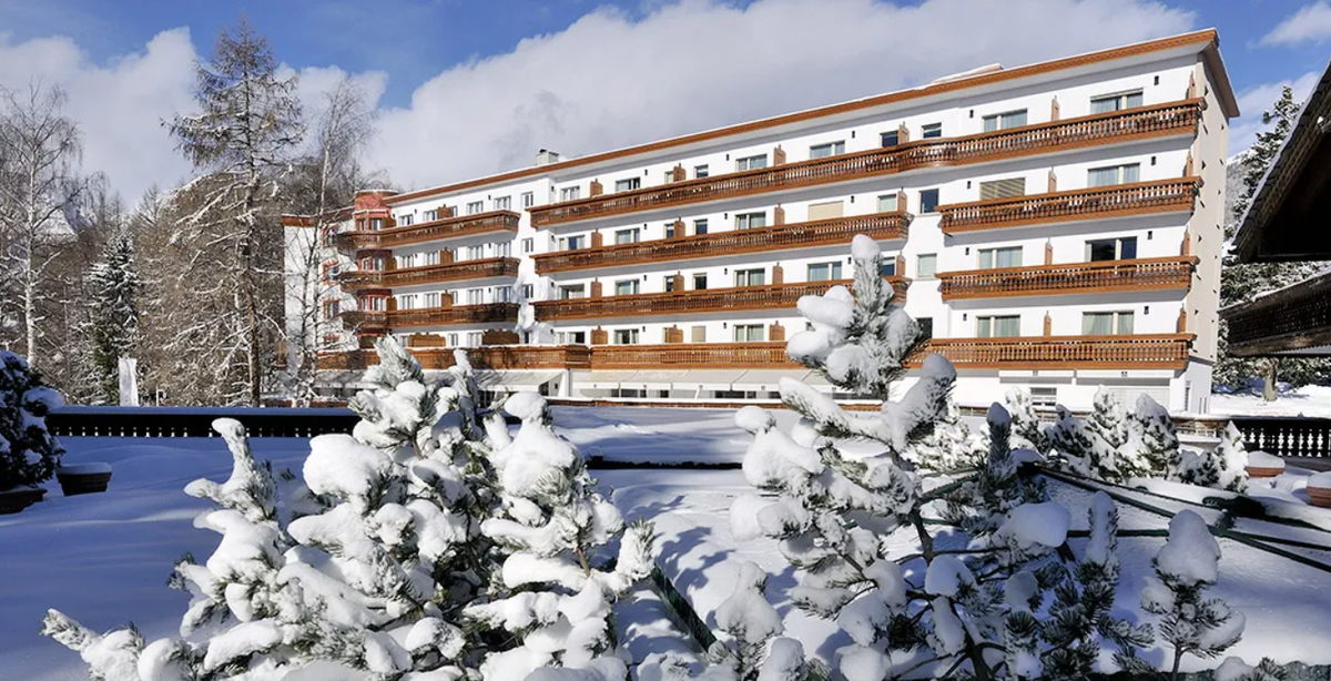 Dieses Bild von der Webseite des Grand Hotel du Golf &amp; Palace in Crans Montana zeigt das Gebäude.