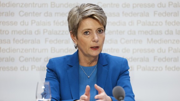 Bundesraetin Karin Keller-Sutter spricht waehrend einer Medienkonferenz zur OECD Mindestbesteuerung, am Montag, 24. April 2023 in Bern. (KEYSTONE/Peter Klaunzer)