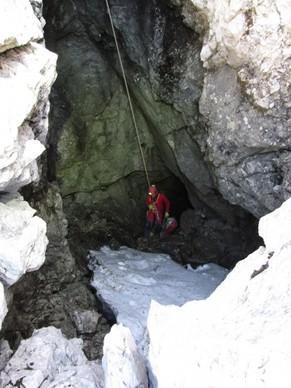 Wer in das Innere der Höhle gelangen will, muss sich zunächst in einen Schacht von 350 Metern Tiefe senkrecht abseilen. Es folgen Kletterpartien, Canyons mit Wasser und Verlehmungen, dazu droht Steins ...