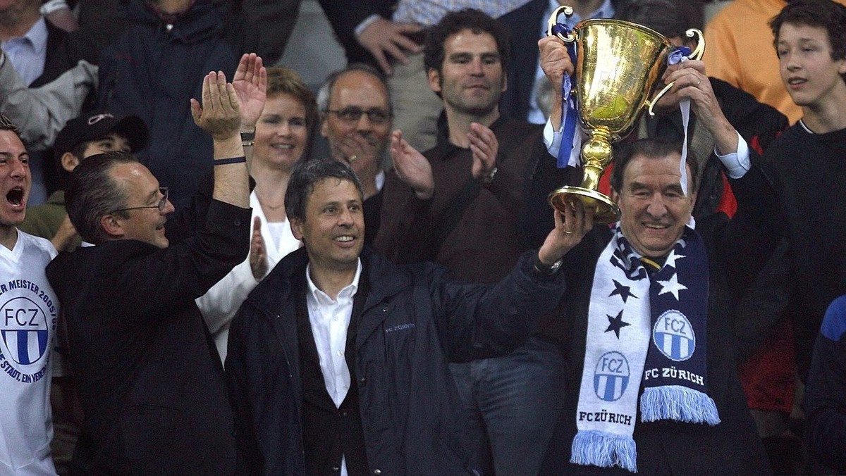 FCZ-Sportchef Fredy Bickel, links, FCZ-Trainer Lucien Favre, Mitte, und FCZ-Praesident Sven Hotz, rechts mit dem Pokal, feiern den Titel nach dem Fussballspiel der Super League zwischen dem FC Basel u ...
