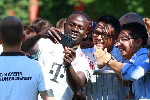 17 Sadio Mane, posiert fuer die Fans, verbreitet gute Laune, Fussball / 1. Bundesliga / FC Bayern Muenchen / Training an der Saebenerstrasse / 04.09.2022 / FOTO: Mladen Lackovic / LakoPress *** 17 Sad ...