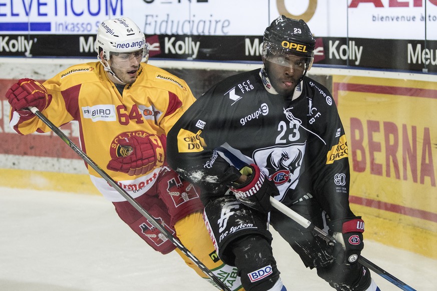 Fribourgs Nelson Chiquet, rechts, im Duell mit Langnaus Miro Zryd im Eishockey Meisterschaftsspiel der National League zwischen dem HC Fribourg-Gotteron und den SCL Tigers, am Freitag, 17. November 20 ...