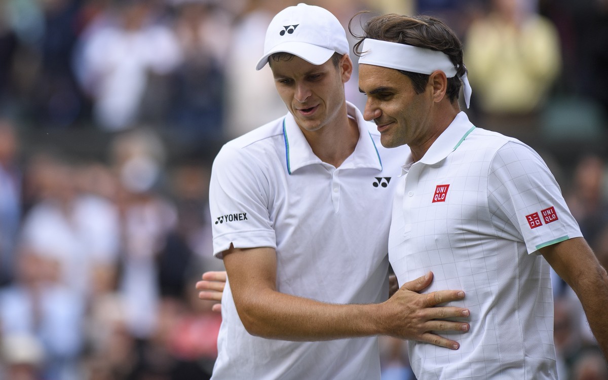 epa09329589 Hubert Hurkacz (L) of Poland talks with Roger Federer of Switzerland after defeating him in the quarter final of the Gentlemen's Singles on Centre Court at The Championships 2021. Hel ...