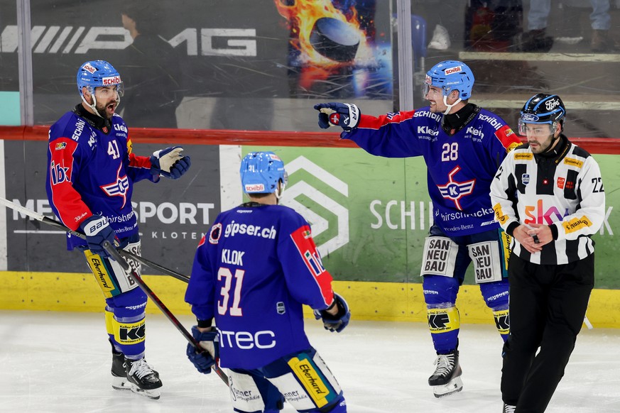 Torjubel Kloten nach dem 2:0 durch Axel Simic (EHCK), rechts, waehrend der Meisterschaftspartie der National League zwischen dem EHC Kloten und dem HC Ambri Piotta, am Sonntag, den 7. Dezember 2025, i ...