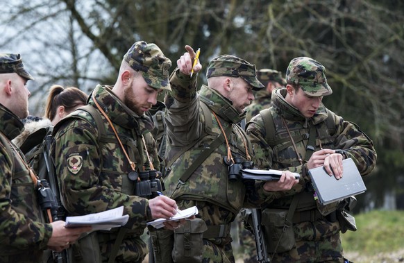 ARCHIVBILD ZUR MELDUNG, DASS DER BUNDESRAT 2021 IM RAHMEN DER ARMEEBOTSCHAFT RUND 2,3 MILLIARDEN IN DIE ARMEE INVESTIEREN WILL, AM DONNERTAG, 18. FEBRUAR 2021 - Soldaten der Schweizer Armee bei einer  ...