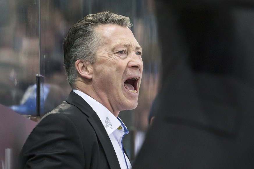 Zug&#039;s Trainer Harold Kreis reagiert waehrend dem Eishockey-Meisterschaftsspiel der National League A zwischen dem EV Zug und dem HC Davos am Dienstag, 29. November 2016, in der Bossard Arena in Z ...