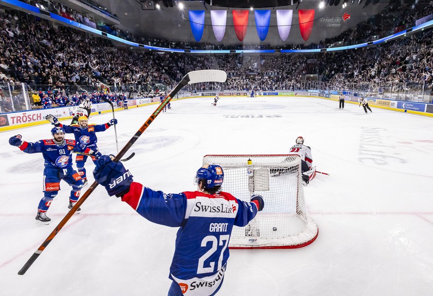 Zuerichs Derek Grant, Mitte, jubelt mit Denis Hollenstein, links, und Sven Andrighetto, 2. links, nach seinem Tor zum 2:1 im ersten Playoff Final Eishockeyspiel der National League zwischen den ZSC Li ...