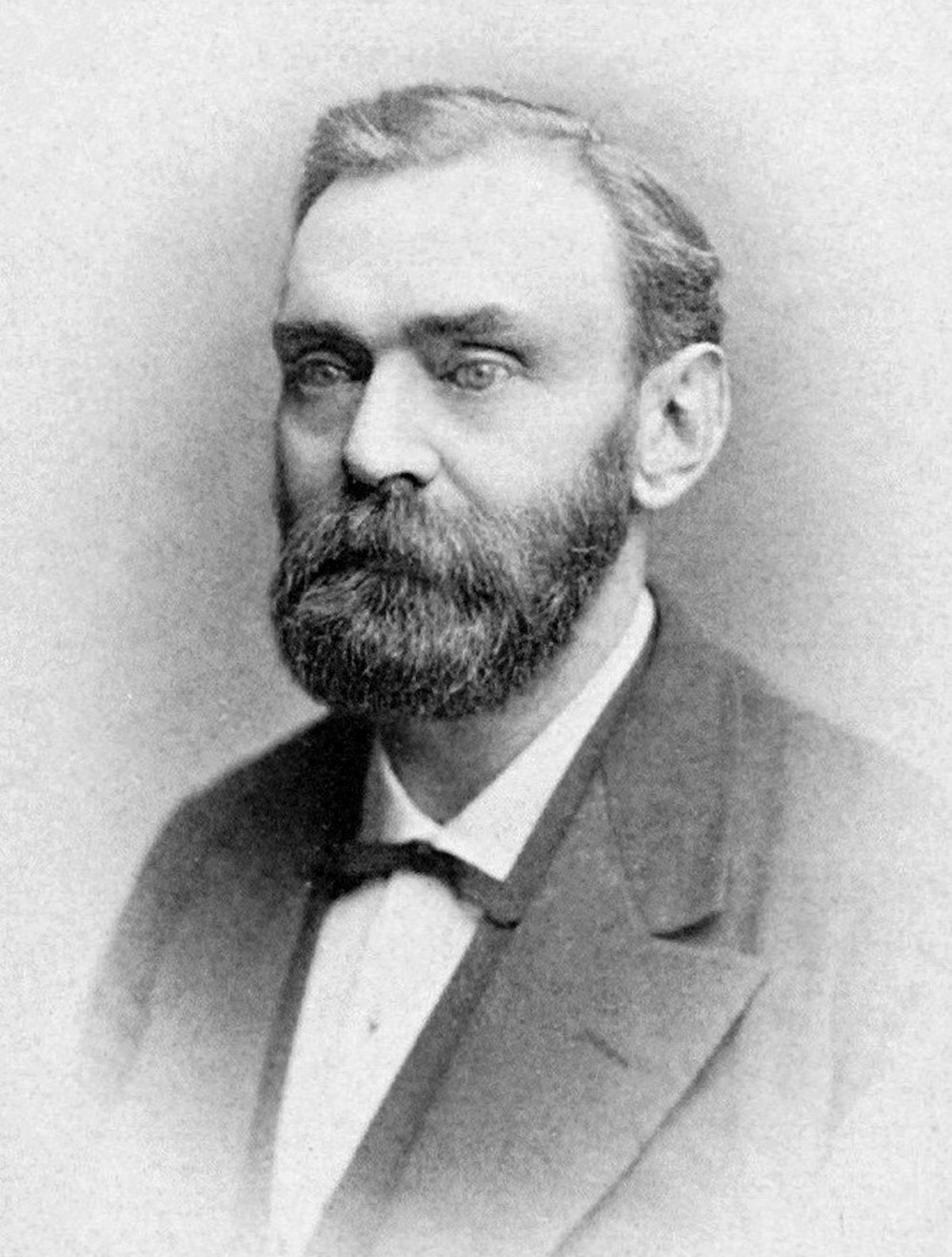 Alfred Nobel, Fotografie vor 1896.
https://de.wikipedia.org/wiki/Alfred_Nobel#/media/Datei:Alfred_Nobel3.jpg