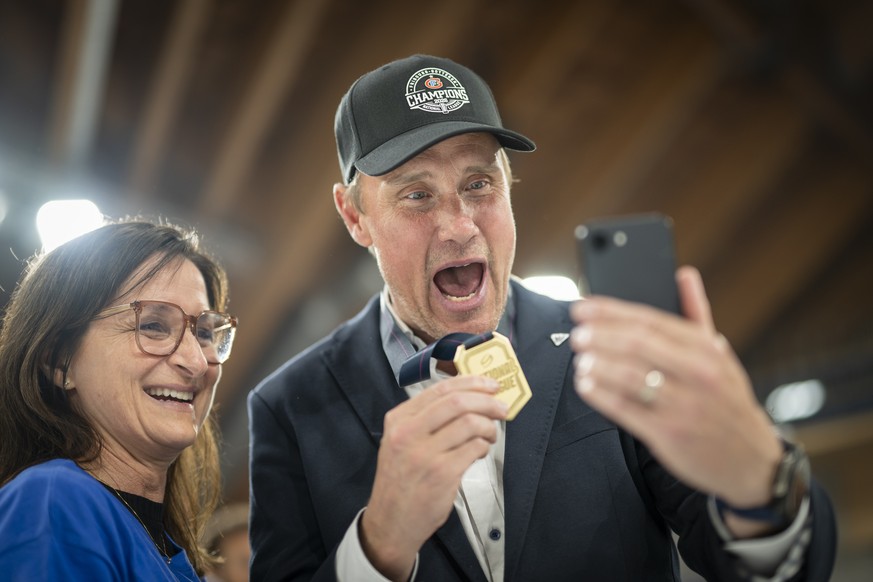 Head Coach Roger Roennberg (HCFG) feiert den Meistertitel nach dem Sieg gegen Davos in der Verlaengerung im siebten Eishockey Playoff Finalspiel der National League zwischen HC Davos (HCD) und HC Frib ...