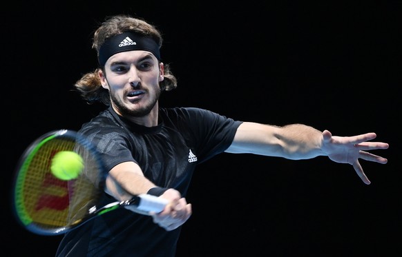 epaselect epa08822157 Stefanos Tsitsipas of Greece in action against Dominic Thiem of Austria during their Nitto ATP tennis finals match at the O2 Arena in London, Britain, 15 November 2020. EPA/ANDY  ...