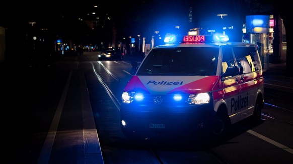 Ein Streifenwagen der Stadtpolizei Zürich im Einsatz an der Zürcher Bahnhofstrasse.
