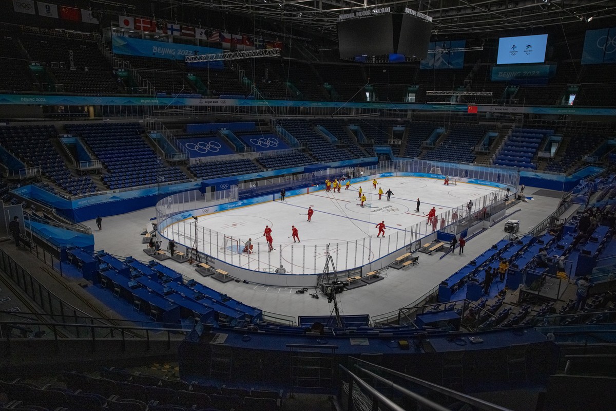 epa09719369 China's ice hockey national team players attend a training session before the 2022 Winter Olympics, at the National Indoor Stadium, in Beijing, China, 31 January 2022. The Beijing 202 ...