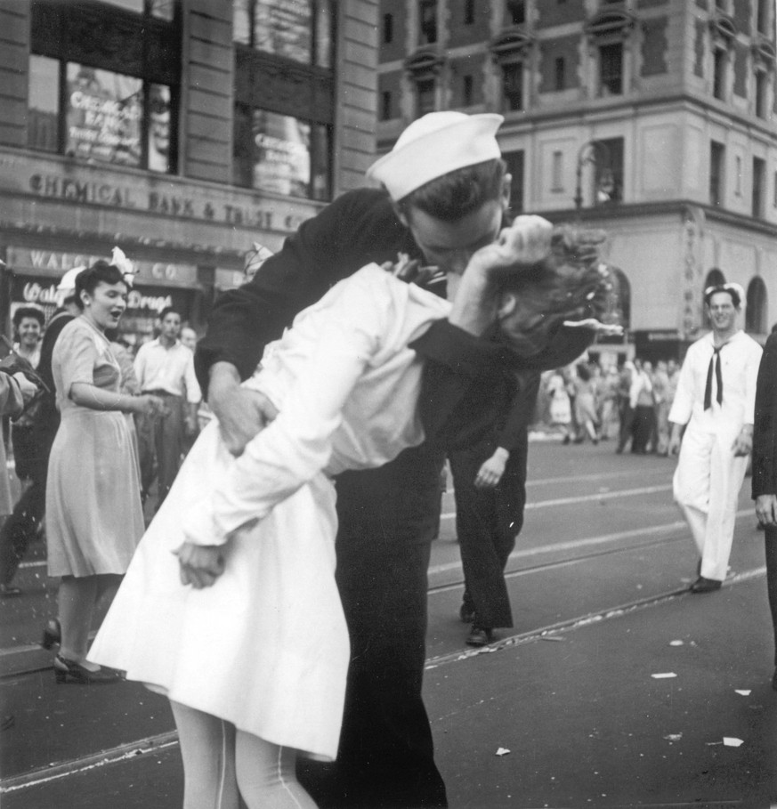 FILE - In this Aug. 14, 1945 file photo provided by the U.S. Navy, a sailor and a woman kiss in New York&#039;s Times Square, as people celebrate the end of World War II. The ecstatic sailor shown kis ...