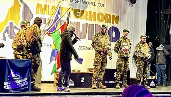 Weltcup in Zermatt: Armeeangehörige spielen bei den Proben für die Zeremonien die Skifahrer.