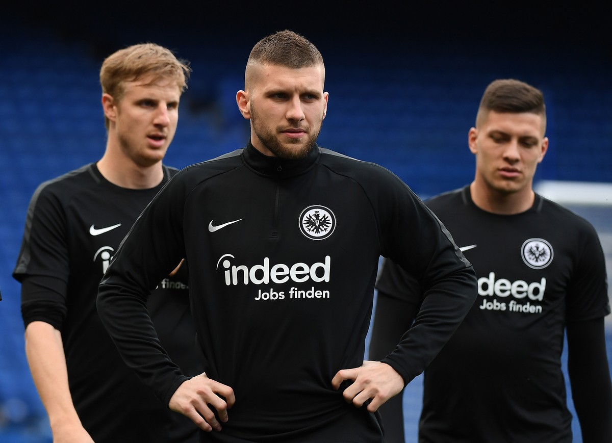 epa07556396 Eintracht Frankfurt's Ante Rebic (C) during a training session at Stamford Bridge London, Britain, 08 May 2019. Eintracht Frankfurt play Chelsea FC in the UEFA Europa League semi-fina ...