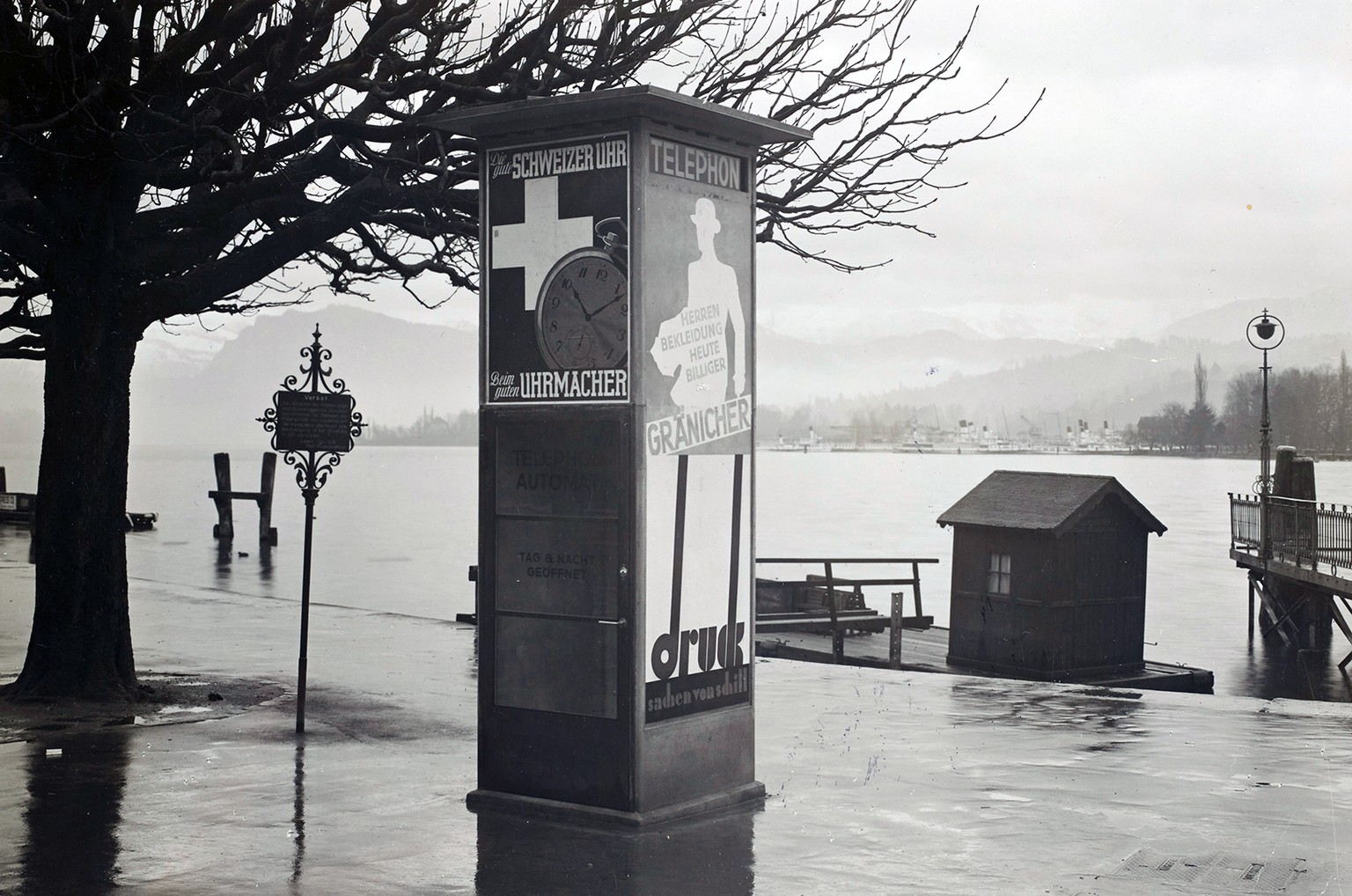 Litfasssäule mit Telefonkabine an der Seepromenade in Luzern. Aufnahme von ca. 1932.