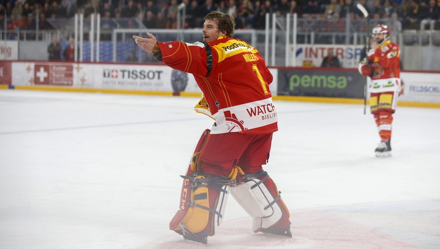 Biels Torhueter Jonas Hiller reklamiert nach dem ersten Tor der Berner durch Simon Moser zum 0-1, im vierten Eishockey Playoff-Halbfinalspiel der National League zwischen dem EHC Biel und dem SC Bern, ...