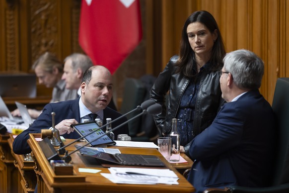Mauro Tuena, SVP-ZH, links, diskutiert mit Nationalratspraesident Eric Nussbaumer, SP-BL, und Nationalratsvizepraesidentin Maja Riniker, FDP-AG, waehrend der Wintersession der Eidgenoessischen Raete,  ...