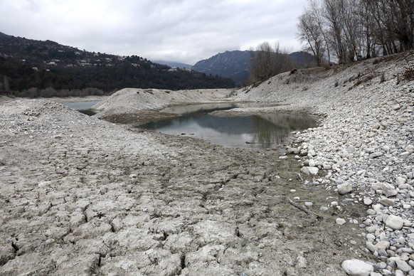 epa10484073 Soil of the Lac du Broc is broken due to drought in Le Broc near Nice, southern France, 22 February 2023. France has not experienced real rain for thirty-two days, exceeding a record datin ...