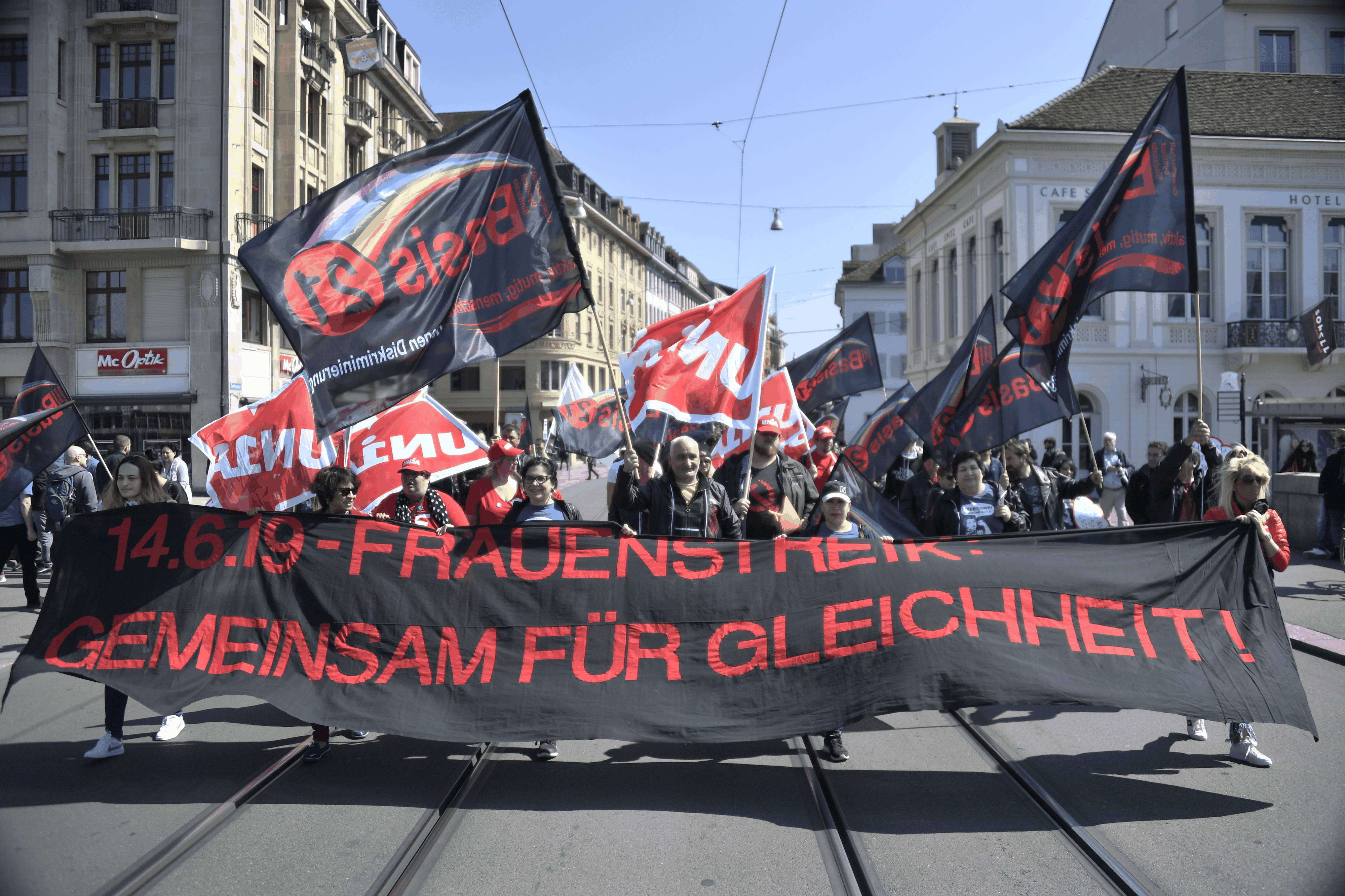 Workers and protesters march on a road to mark Labor Day in Basel, Switzerland, 01 May 2019. (KEYSTONE/Georgios Kefalas)

Ein Demonstrationszug anlaesslich des 1. Mai-Umzuges bewegt sich durch Basel ...