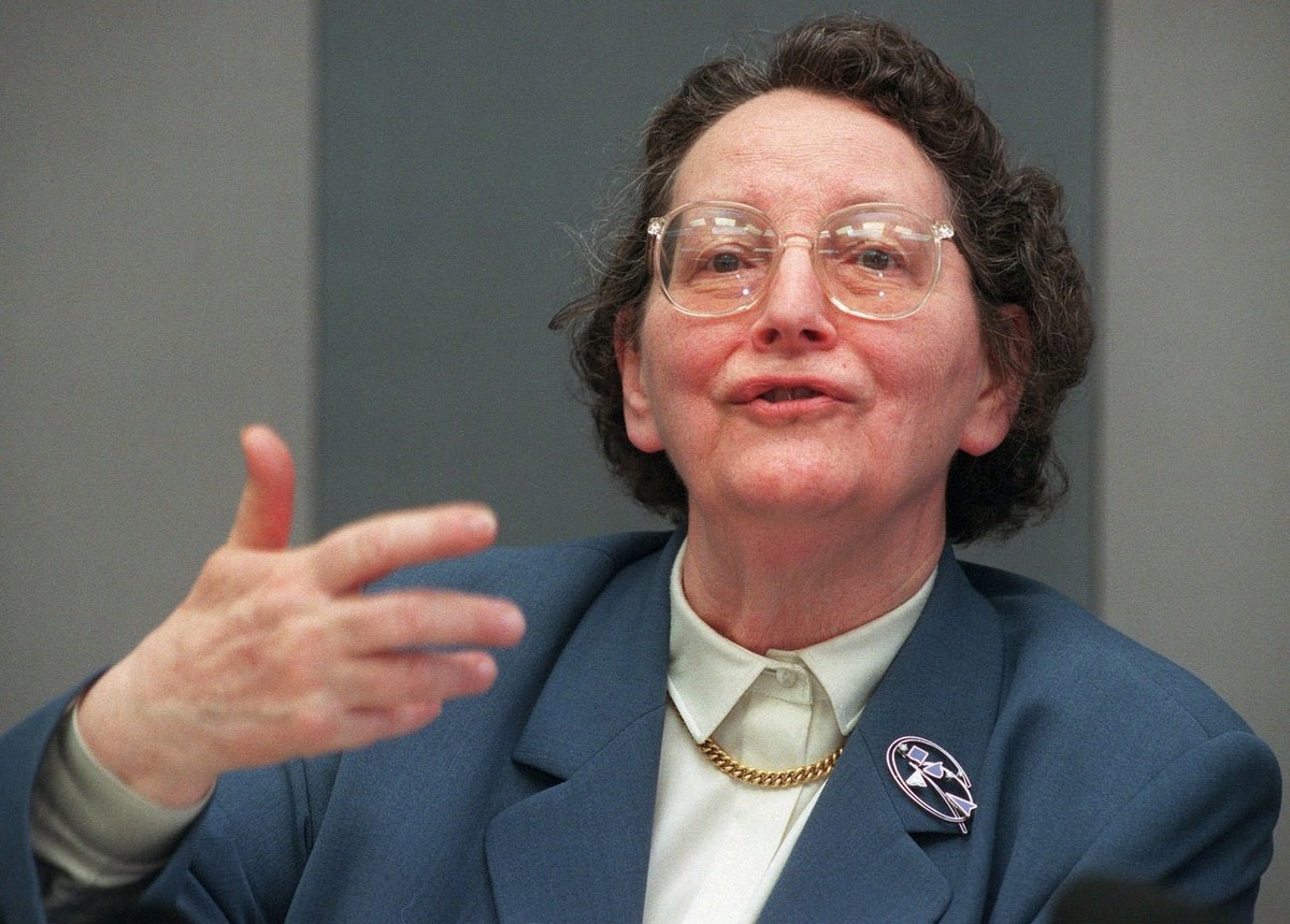 Die Praesidentin der Expertengruppe "Sterbehilfe" des Bundes Josi Meier, praesentiert am Donnerstag, 28. April 1999 in Bern den Bericht der eine neue Gesetzesgrundlage fuer die Sterbehilfe s ...