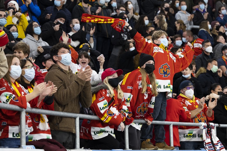 Biels Fans jubeln nach einem Tor ihres Teams, im Eishockey Meisterschaftsspiel der National League zwischen EHC Biel und SC Bern, am Mittwoch, 12. Januar 2022, in der Tissot Arena in Biel. (KEYSTONE/P ...