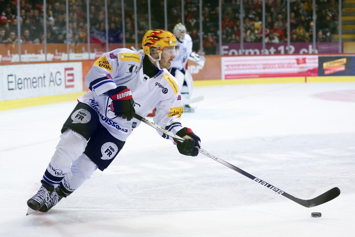 PostFinance Top Scorer Lucas Wallmark (HCFG) in Aktion im fuenften Eishockey Playoff Viertelfinalspiel der National League zwischen dem SC Bern und dem HC Fribourg-Gotteron, am Samstag, 22. Maerz 2025 ...