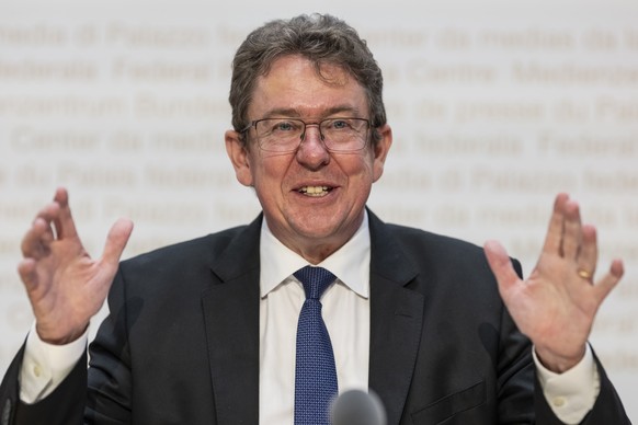 KEYPIX - Bundesrat Albert Roesti spricht an der Medienkonferenz nach der Bundesratssitzung ueber das weitere Vorgehen fuer den Infrastrukturausbau im Zusammenhang mit dem Bericht &quot;Verkehr &#039;4 ...
