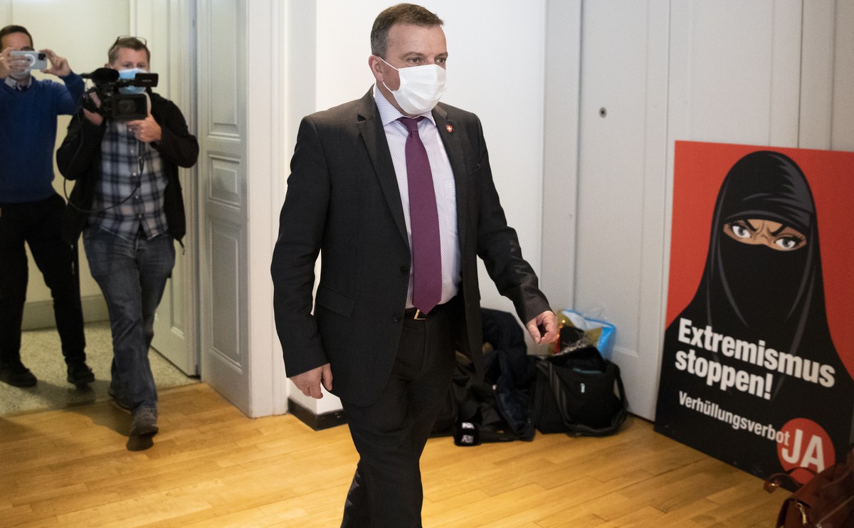 Walter Wobmann, Nationalrat SVP-SO und Initiator der Initiative "Ja zum Verhuellungsverbot", trifft am Versammlungsort der Befuerworter der Initiative "Ja zum Verhuellungsverbot" e ...