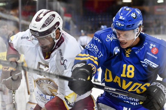 Gregory Sciaroni von Davos, rechts, gegen Goran Bezina von Servette, beim Eishockey-Qualifikationsspiel der National League zwischen dem HC Davos und dem Geneve-Servette HC am Dienstag, 12. September  ...