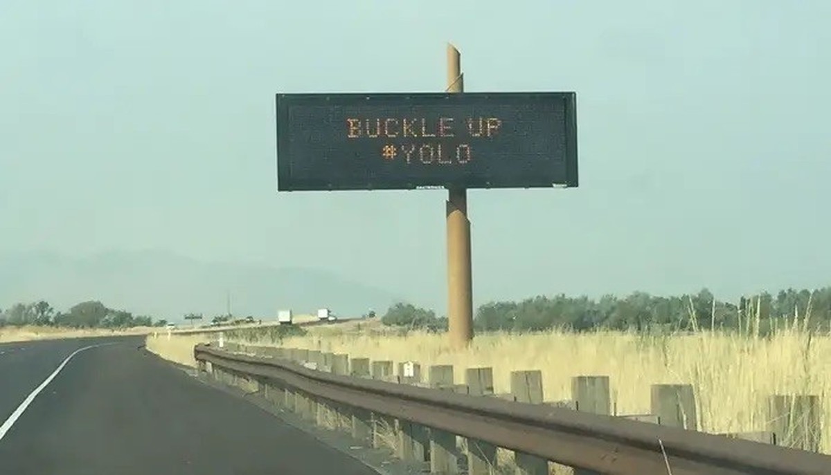 lustige verkehrsschilder autobahn warnschilder https://www.businessinsider.com/funny-highway-signs-messages-safety-federal-scrutiny-new-jersey-2023-2?r=US&amp;IR=T#-16