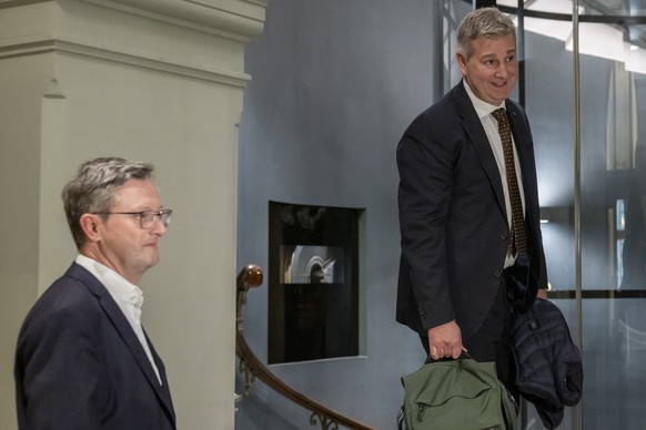 Staenderat Marco Chiesa, SVP-TI, rechts, und Alt-Nationalrat Peter Keller, verlassen das Zimmer anlaesslich einer Anhoerung bei der Immunitaetskommission des Nationalrates, am Montag, 18. November 202 ...