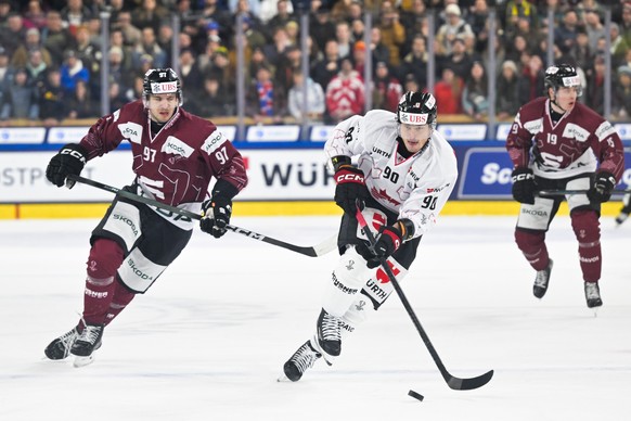epa12616912 Praha's Dominik Masin, left, and Team Canada's Anthony Richard fight for the puck during the Spengler Cup ice hockey match between Sparta Prague and Team Canada, in Davos, Switze ...