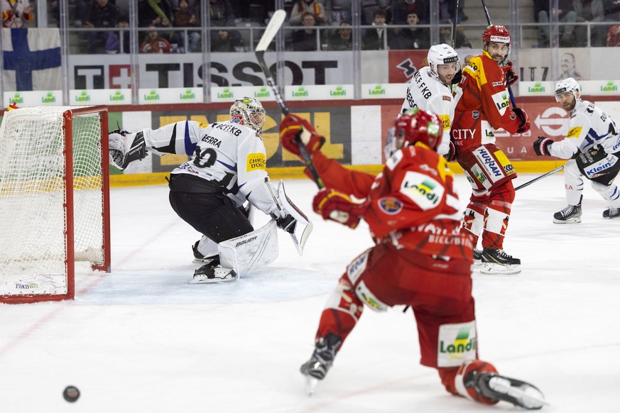 Biels Mike Kuenzle vergibt eine Chance gegen Gotterons Torhueter Reto Berra im Eishockey Meisterschaftsspiel der National League zwischen EHC Biel und Fribourg-Gotteron, am Samstag, 11. Dezember 2021, ...