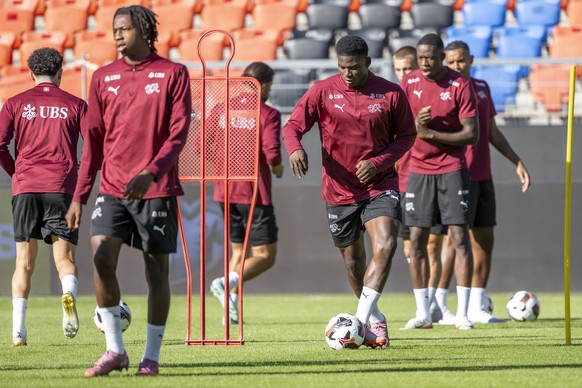 KEYPIX - Switzerland&#039;s Breel Embolo, center, during a training session the day before the FIFA 2026 World Cup Group B qualifying soccer match between Switzerland and Slovenia at the St. Jakob-Par ...
