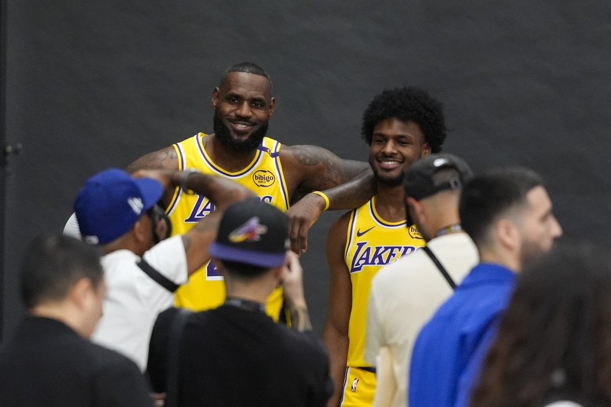 Los Angeles Lakers' LeBron James, left, and his son, Bronny James, pose for photos during the NBA basketball team's media day in El Segundo, Calif., Monday, Sept. 30, 2024. (AP Photo/Jae C.  ...