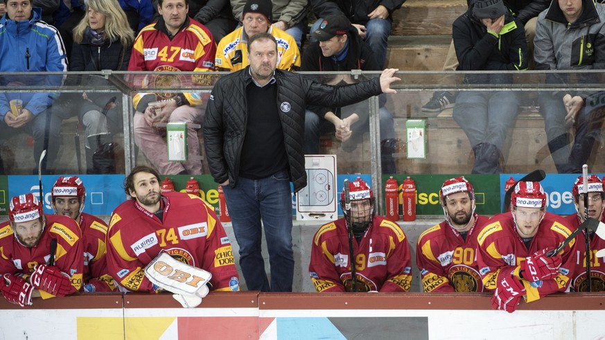 Langnaus Trainer Heinz Ehlers, Mitte, reagiert waehrend dem Meisterschaftsspiel der National League zwischen den SCL Tigers und dem EHC Biel, am Dienstag, 19. Dezember 2017, in der Ilfishalle in Langn ...