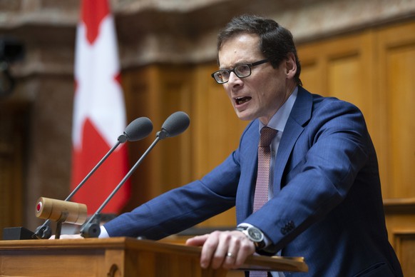 ARCHIV -- Roger Koeppel, SVP-ZH, spricht waehrend der Debatte um die aussenpolitische Strategie 2020 - 2023, waehrend der Fruehlingssession der Eidgenoessischen Raete, am Donnerstag, 12. Maerz 2020, i ...
