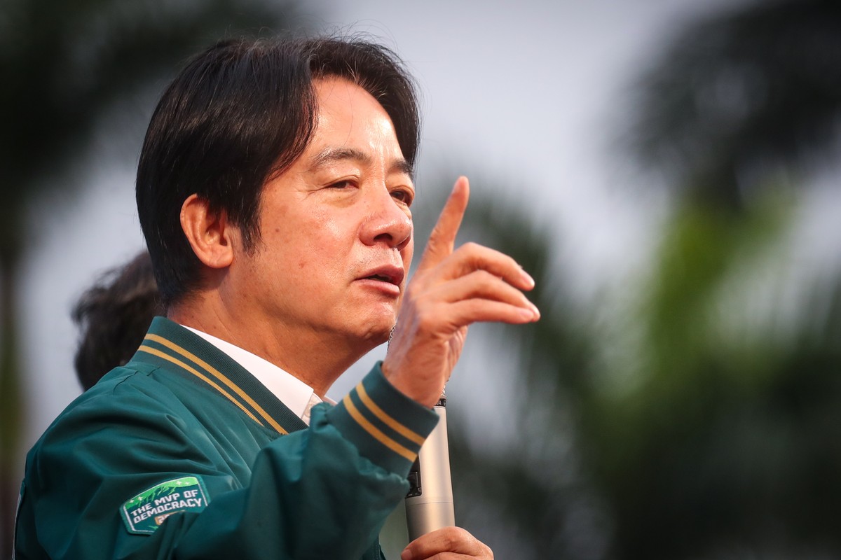 epa11039736 Taiwan Vice President and ruling Democratic Progressive Party presidential candidate for the 2024 election, William Lai (Lai Ching-te), speaks during a campaign rally in Pingtung county, T ...