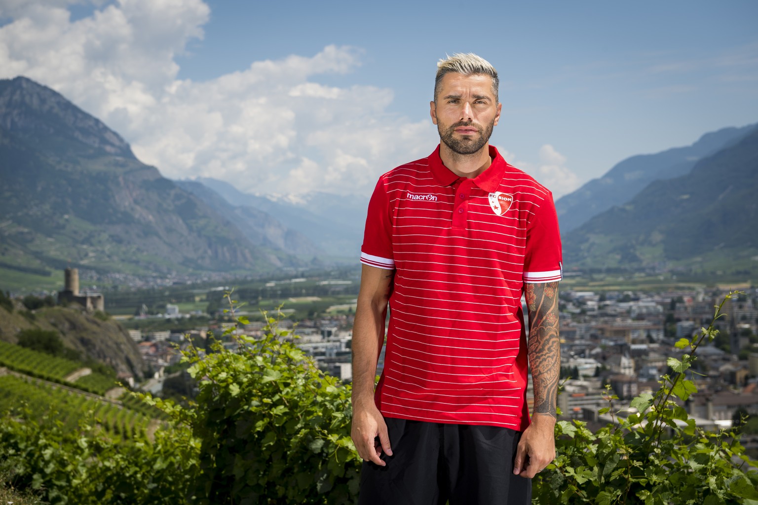 Valon Behrami, le nouveau joueur du FC Sion pose pour le photographe lors d?une conference de presse du FC Sion ce jeudi 4 juillet 2019 a Martigny. (KEYSTONE/Jean-Christophe Bott)