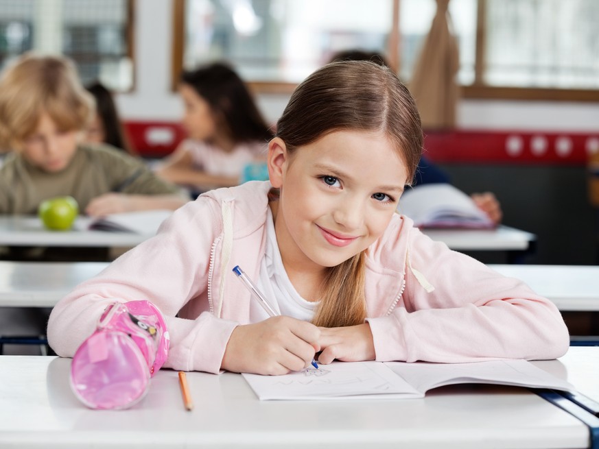 Schülerin Klassenzimmer Schule Symbolbild