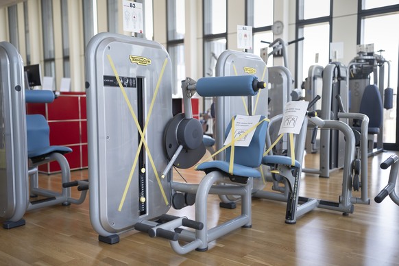 Ein abgesperrtes Kraftgeraet im Fitnessstudio Activ Fitness waehrend den Vorbereitungsmassnahmen fuer die Wiedereroeffnung, am Donnerstag, 7. Mai 2020, in Zuerich Oerlikon. Nach dem Corona-Lockdown ko ...