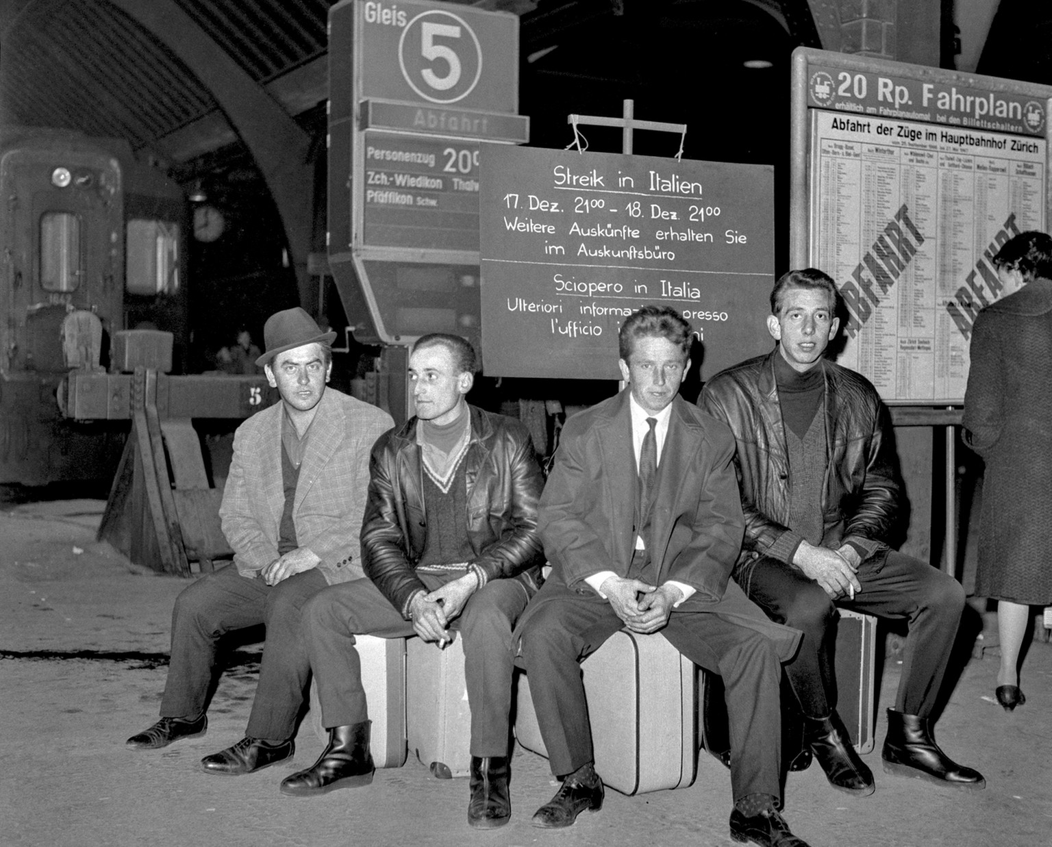 Italienische Gastarbeiter warten im Dezember 1966 im Hauptbahnhof Zürich auf einen Zug Richtung Heimat.