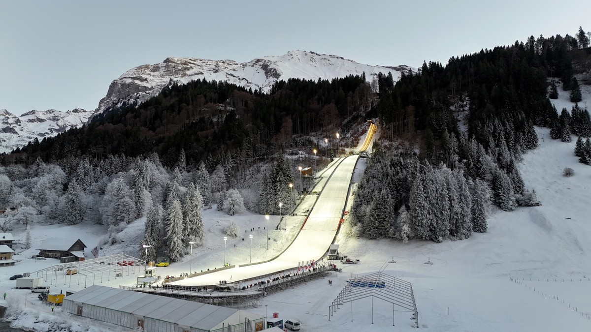 Die Natur-Skisprungschanze, Titlis Schanze in Engelberg mit einer Gesammthoehe von 140m und dem K-Punkt auf 125m anlaesslich des Skisprung Continental Cup am Samstag 27. Dezember 2025 in Engelberg. (K ...