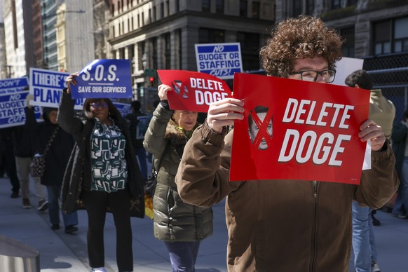 epaselect epa11987636 Federal workers, union workers and allies picket against cuts to federal funding and layoffs by CEO of Tesla and senior advisor to the US president Elon Musk, who is working unde ...